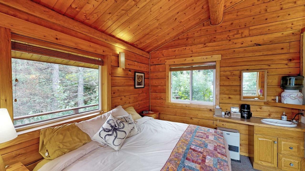 Stillpoint Lodge - All-Inclusive Halibut Cove Ngoại thất bức ảnh